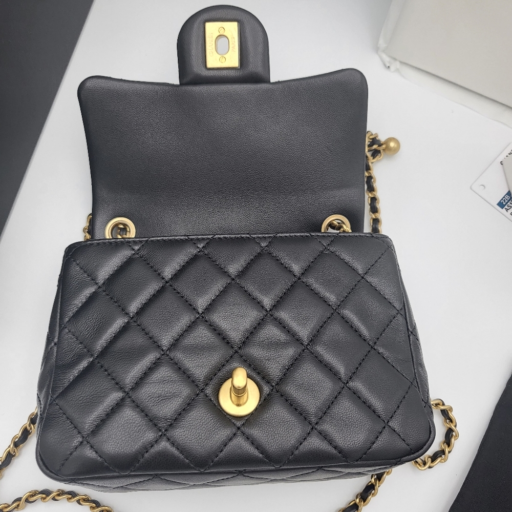 Excellent condition 2022 authentic Chanel 22B square mini Pearl Crush - Picture 7 of 17